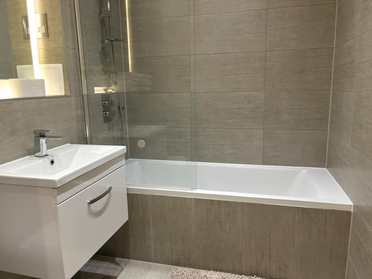 Lovely 2 Double Bedroom Flat With Free Parking - At The Atrium Mk Milton Keynes Zewnętrze zdjęcie